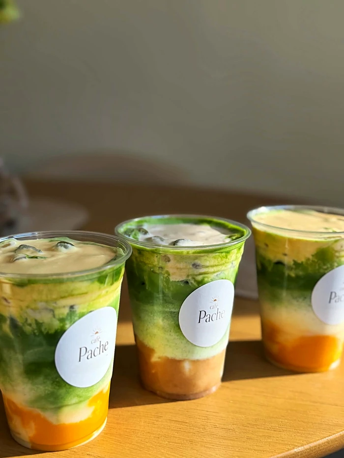 Tres bebidas de café Pache en fila