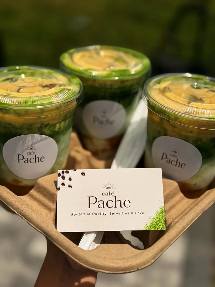 Bebidas de café Pache con la tarjeta de la marca