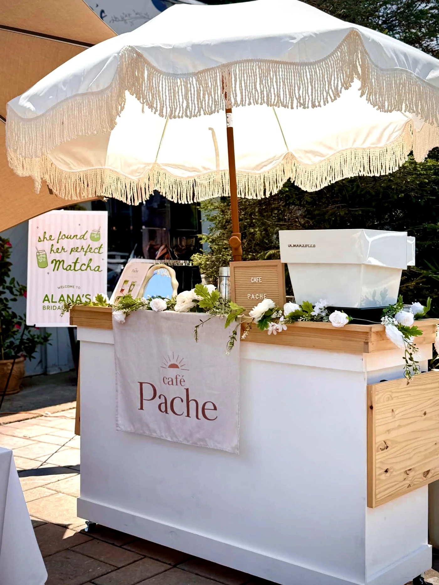 El cart de café Pache en un bridal shower