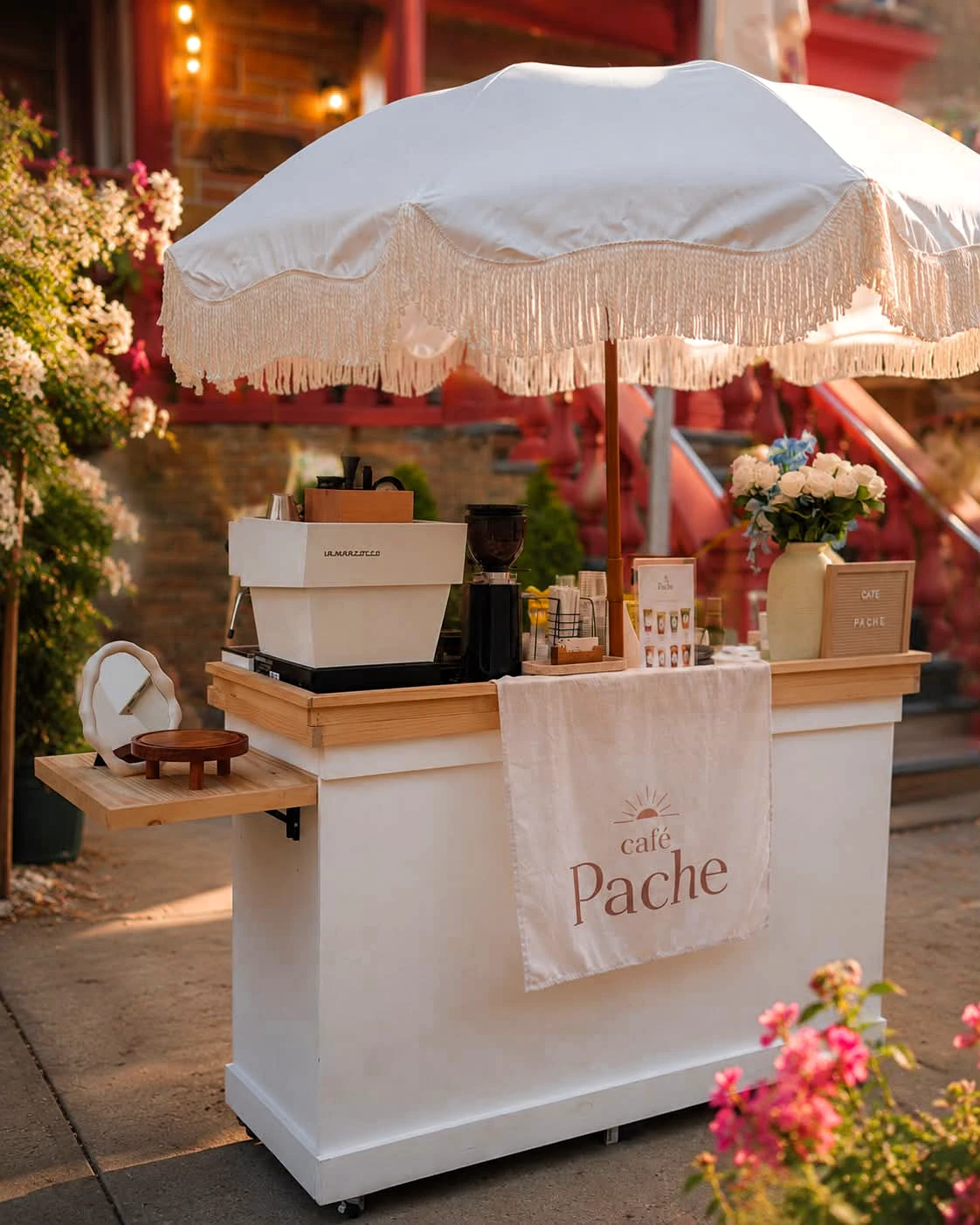 El cart de café Pache montado en la calle al atardecer